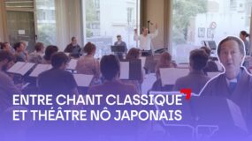 Entre chant classique et théâtre Nô japonais.